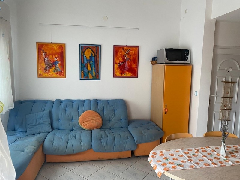 Séjour avec canapé et armoire