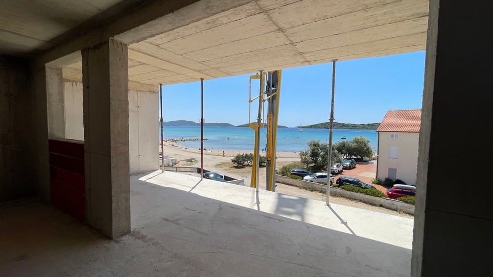 Vue depuis l'appartement en gros œuvre sur la plage et la mer