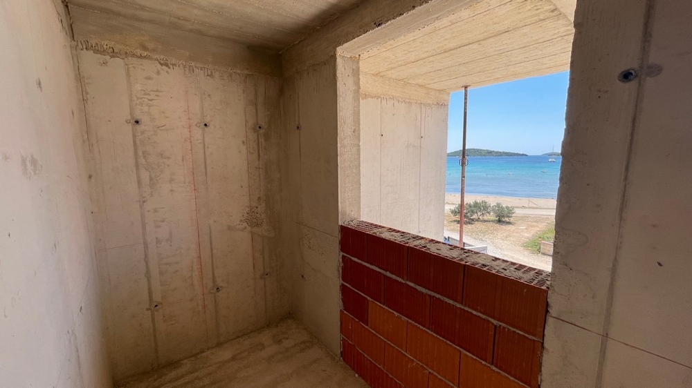 Ouverture de fenêtre avec vue sur la mer