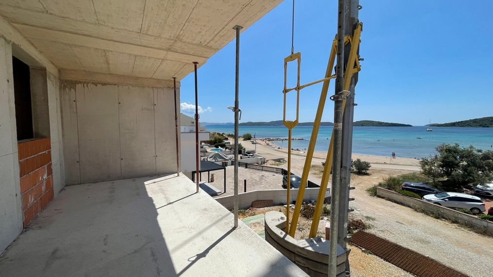 Terrasse en gros œuvre avec vue sur la plage et la mer