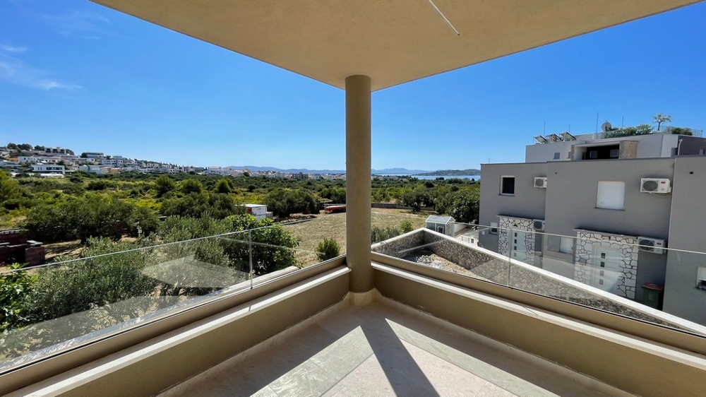 Terrasse couverte avec vue mer de l'appartement neuf A4106 à Tribunj
