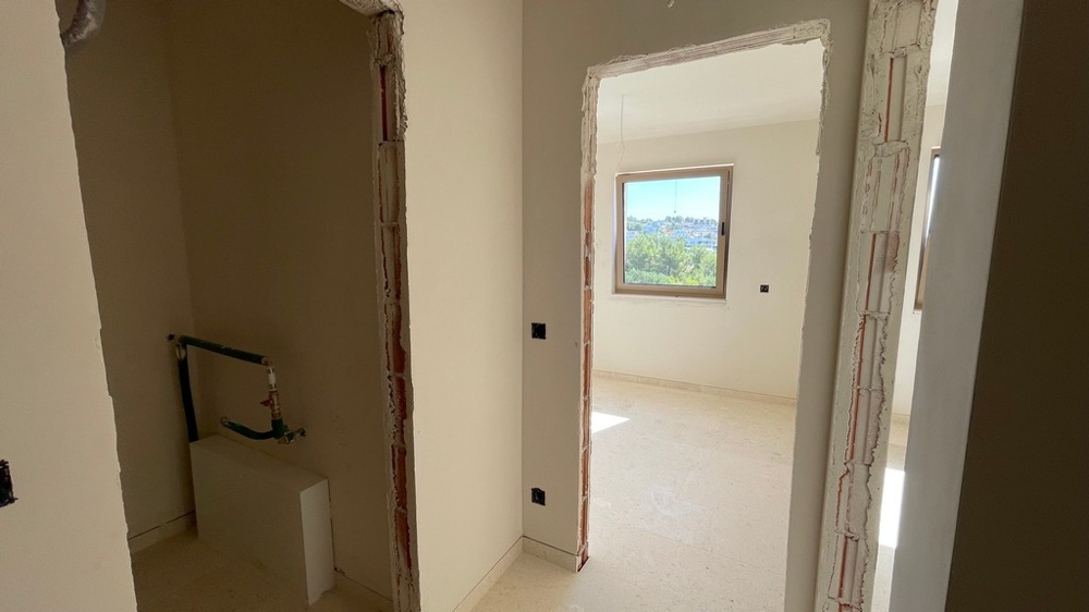 Vue dans le couloir avec portes vers la salle de bains et les chambres