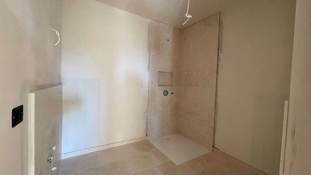Salle de bains en gros œuvre de l'appartement neuf A4106 à Tribunj