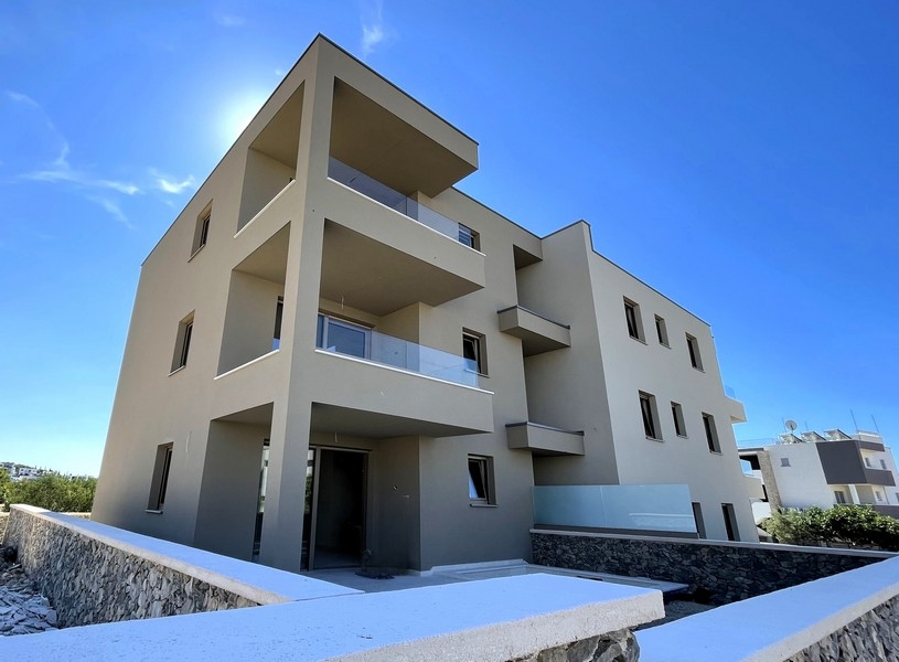 Vue extérieure de la construction neuve avec l'appartement A4106 à Tribunj