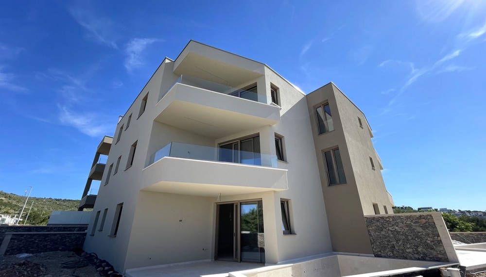 Immeuble collectif en construction avec balcons et terrasses à Tribunj