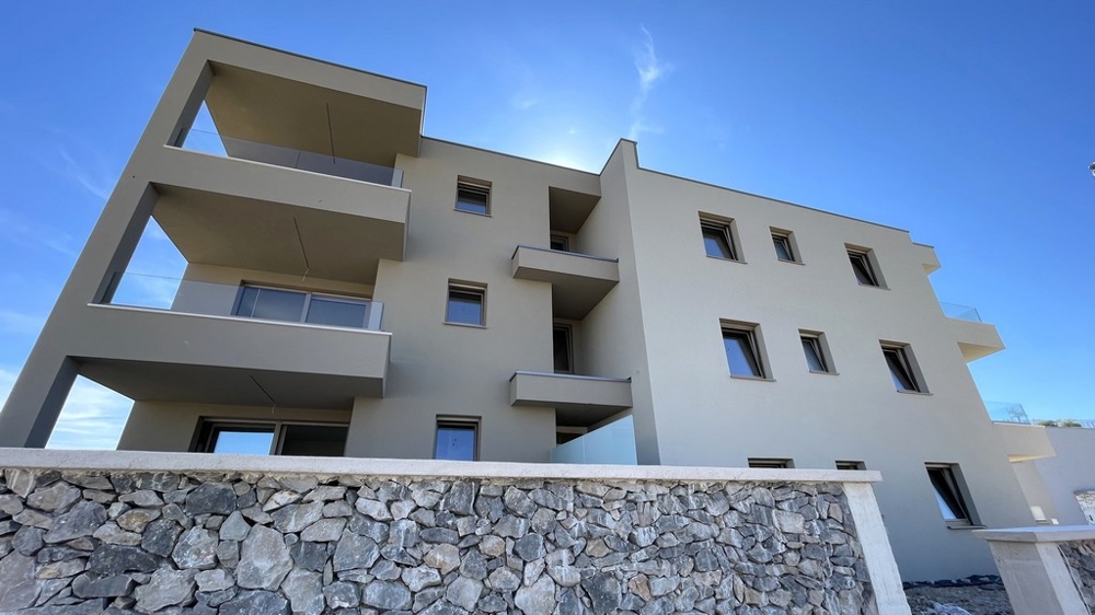 Vue latérale de l'immeuble de l'appartement A4106 à Tribunj