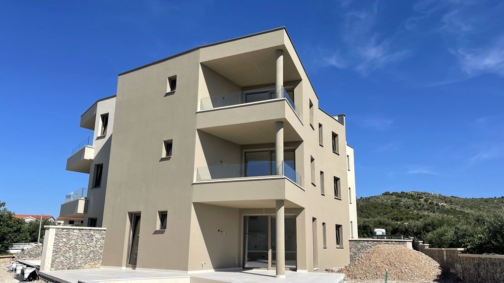Vue arrière de la construction neuve à Tribunj avec vue sur les environs
