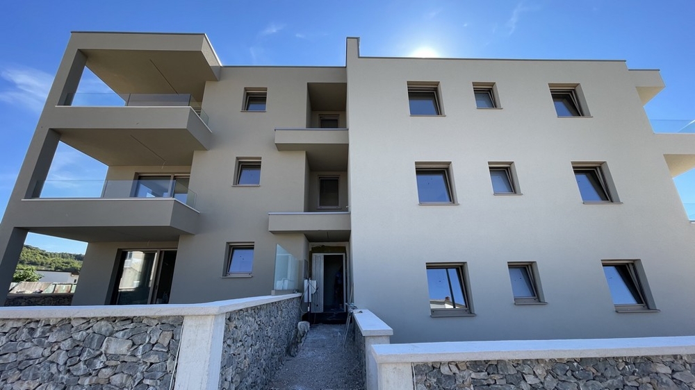 Vue côté rue de la construction neuve à Tribunj