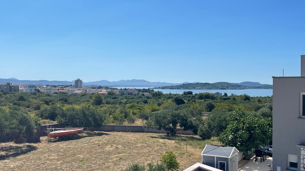 Vue depuis la terrasse sur Tribunj jusqu'à la mer