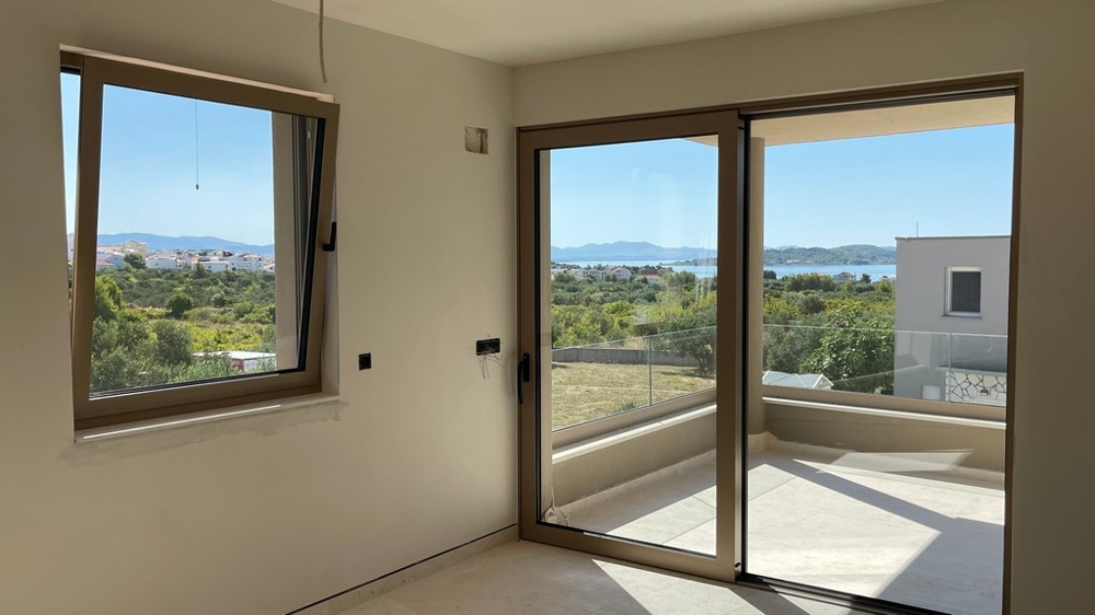 Salon avec grande baie vitrée et vue mer de l'appartement A4106