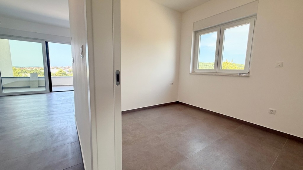 Chambre avec vue sur la terrasse dans l'appartement A4107 à Vodice