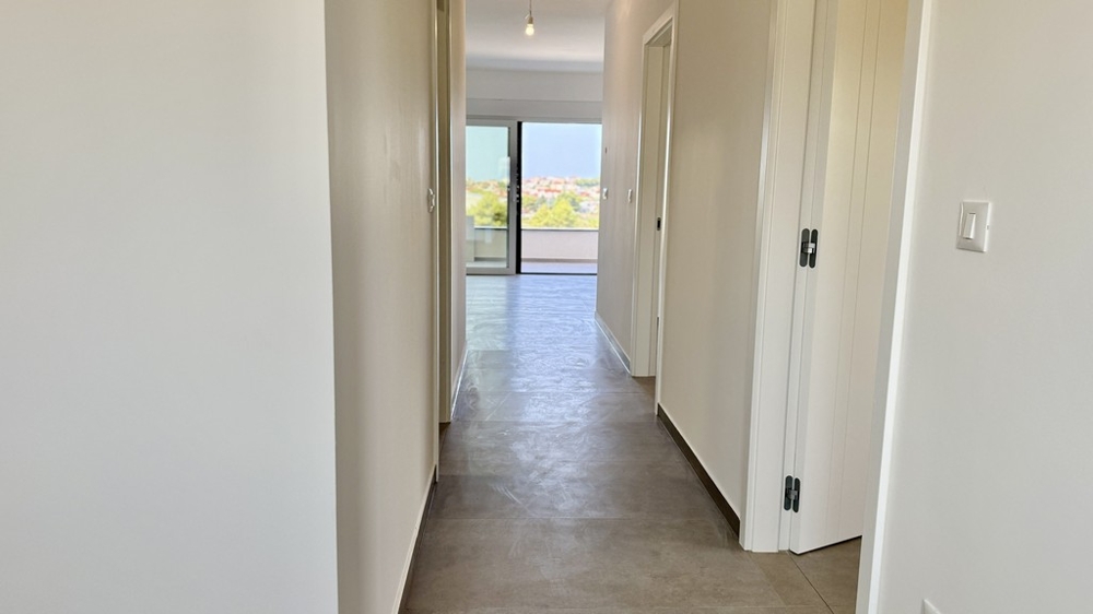 Couloir avec vue sur le séjour de l'appartement en duplex A4107 Vodice