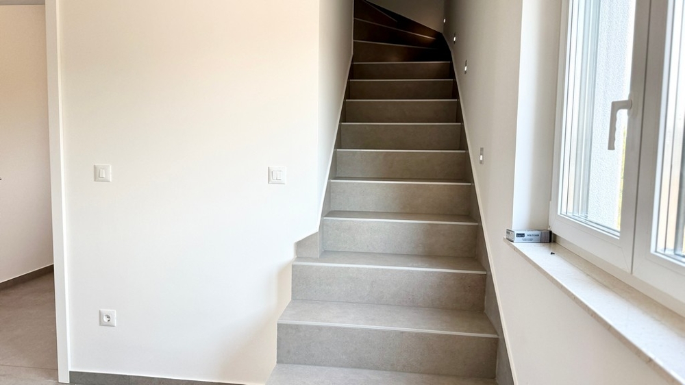 Escalier intérieur vers le toit-terrasse dans l'appartement A4107 à Vodice