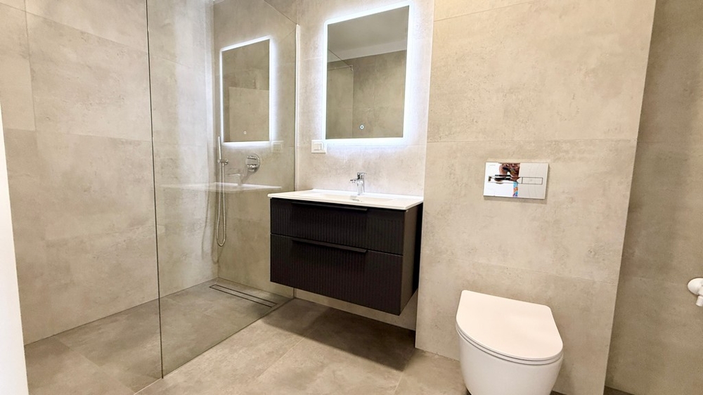 Salle de bains avec douche et WC dans l'appartement en duplex A4107 Vodice