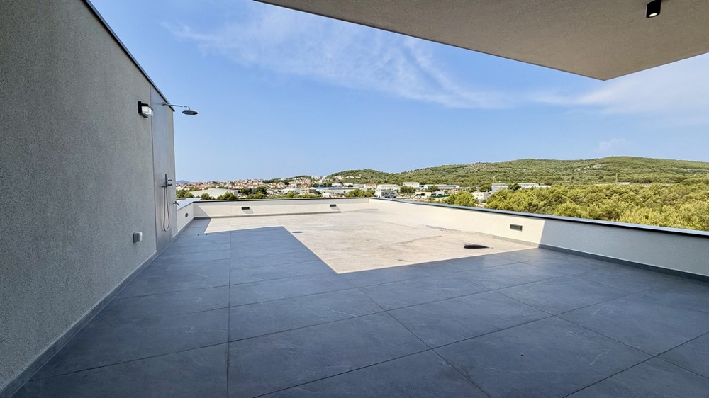 Espace couvert du toit-terrasse avec vue sur la verdure, appartement A4107 Vodice