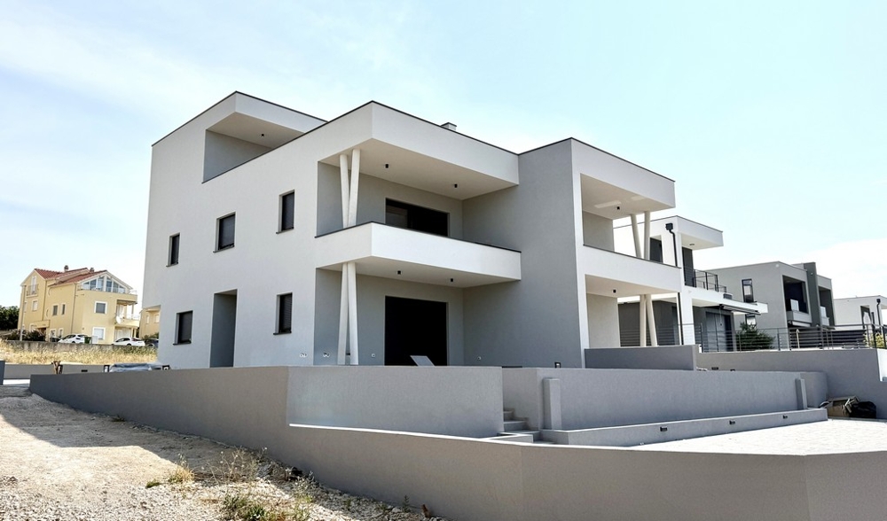 Vue extérieure latérale de la construction neuve avec appartement en duplex A4107 à Vodice