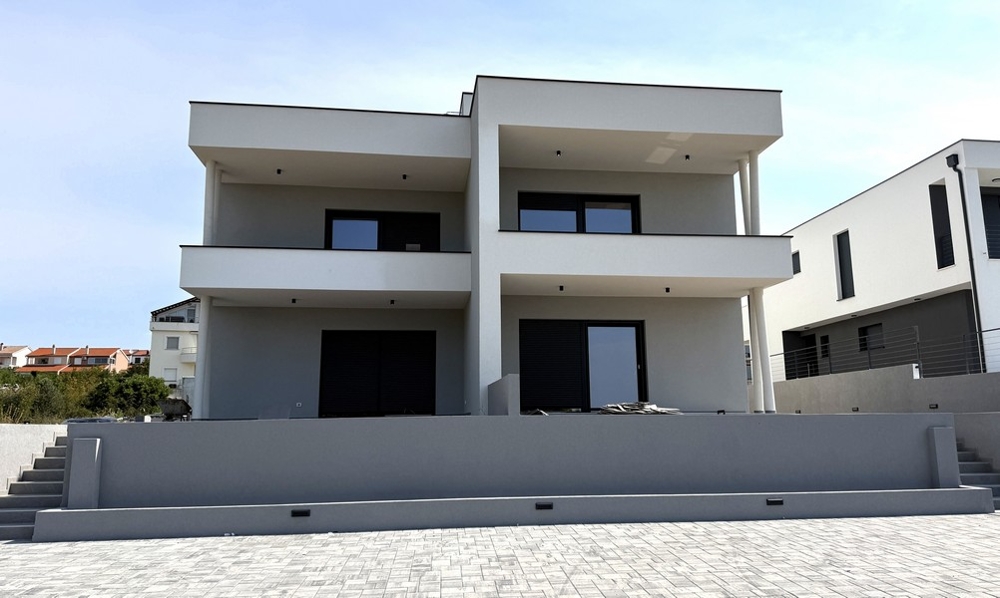 Vue de face du bâtiment avec terrasses couvertes, appartement A4107 Vodice