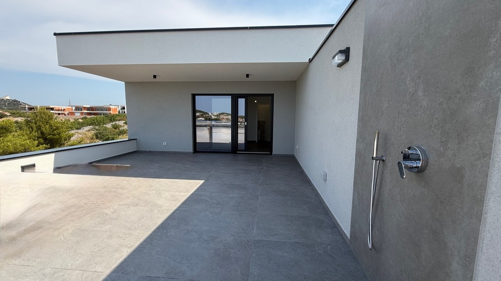 Toit-terrasse avec douche extérieure et accès à la cuisine d'été, appartement A4107 Vodice