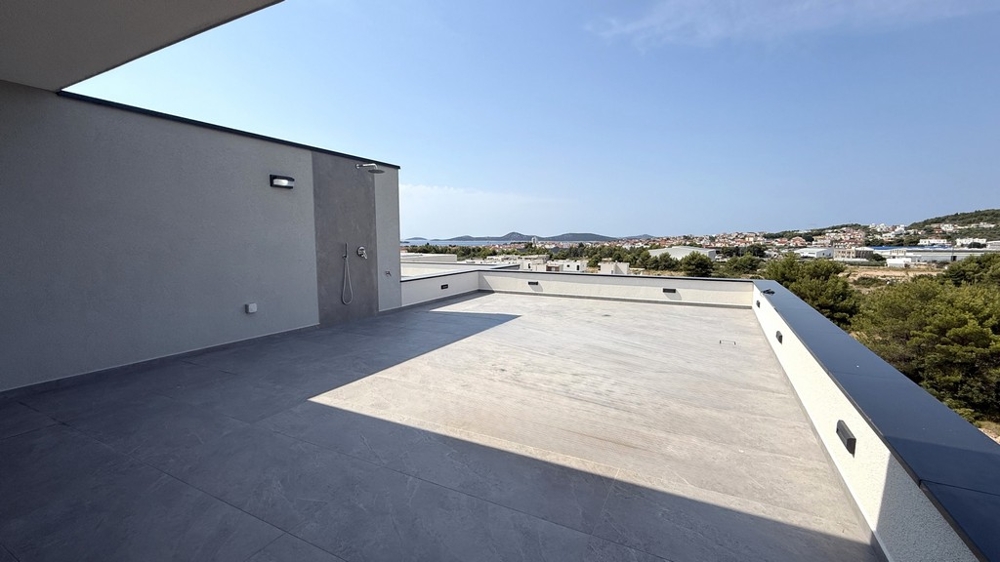 Vaste toit-terrasse avec vue sur Vodice jusqu'à la mer, appartement A4107