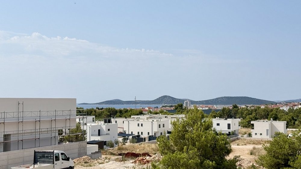 Vue depuis la terrasse sur les toits de Vodice jusqu'à la mer, appartement A4107