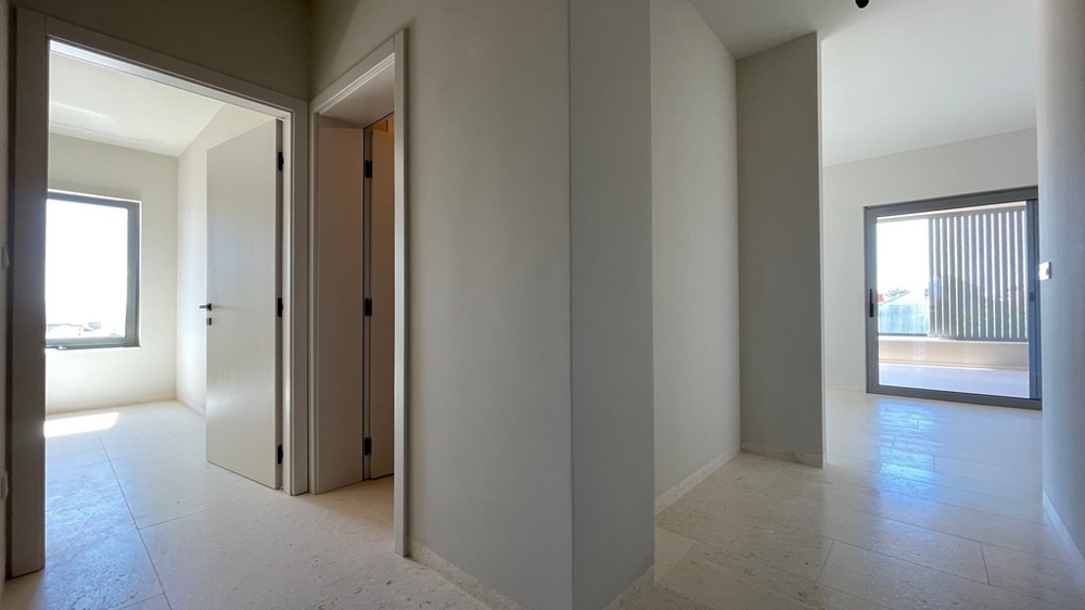 Couloir du penthouse avec vue sur les pièces