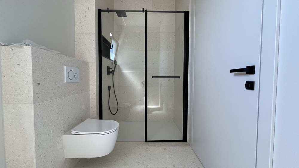 Salle de bains avec douche et toilettes