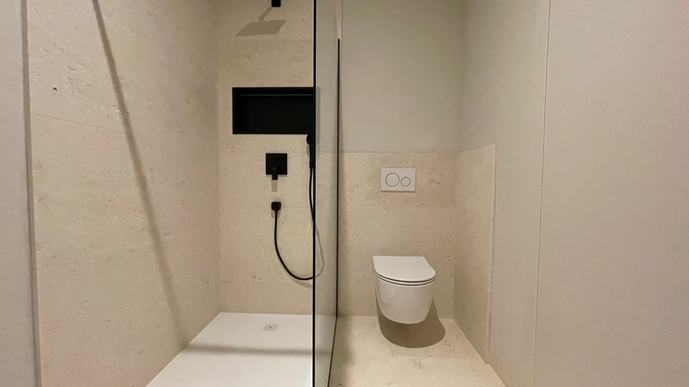 Deuxième salle de bains avec douche à effet pluie