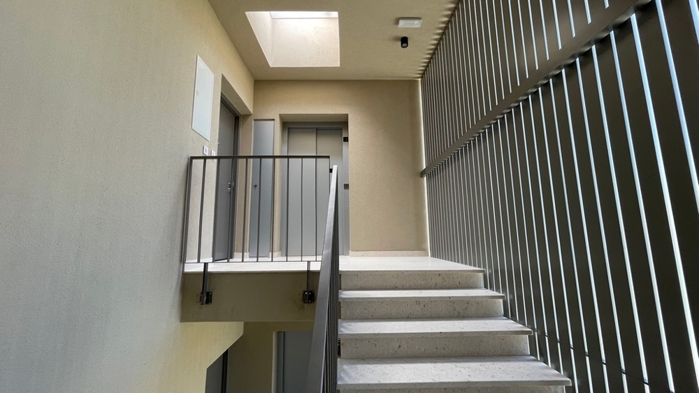 Cage d'escalier de la construction neuve avec puits de lumière