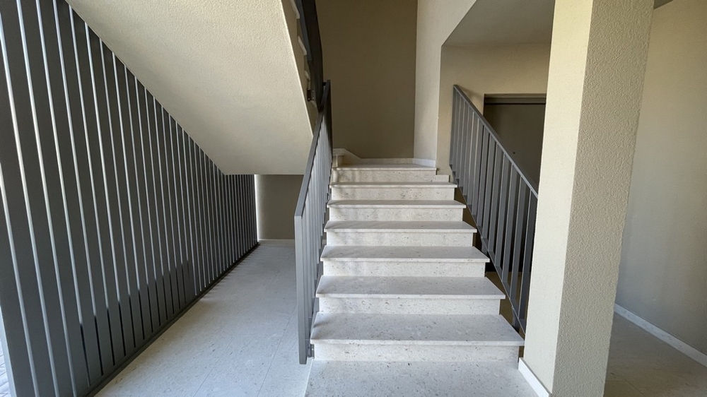 Cage d'escalier avec marches en pierre dans la construction neuve à Vodice
