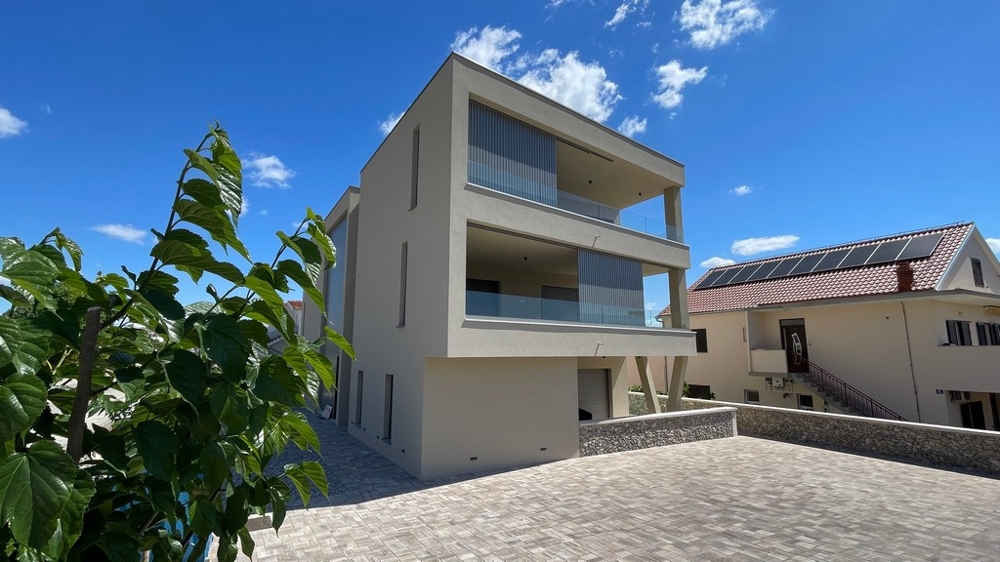 Construction neuve à Vodice avec penthouse, vue latérale avec terrasses