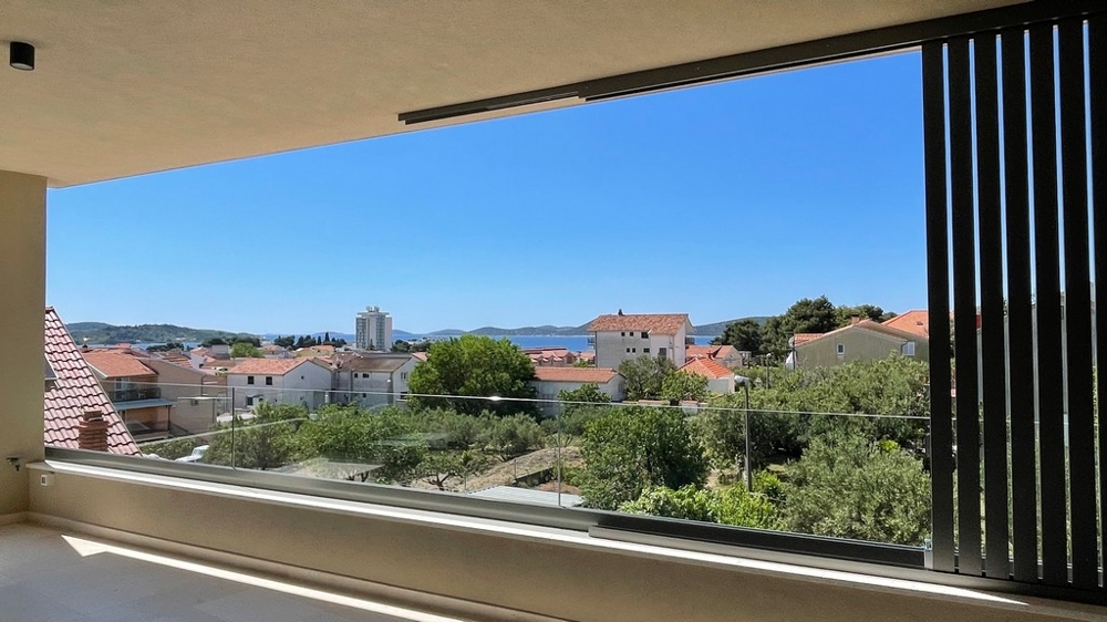 Terrasse couverte du penthouse avec vue sur Vodice jusqu'à la mer