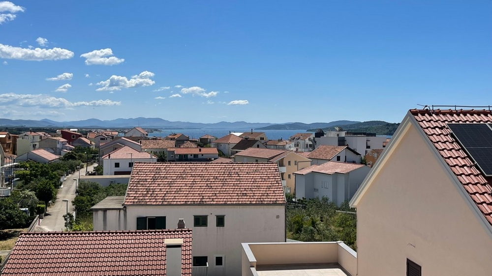 Vue mer depuis le penthouse par-dessus les toits de Vodice