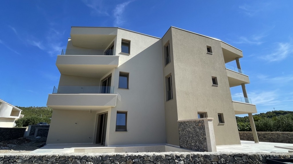 Vue mer depuis la terrasse couverte de l'appartement à Tribunj - A4109