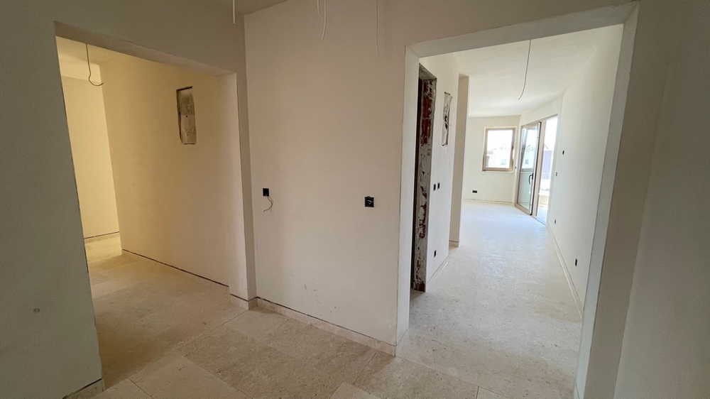 Couloir et pièce en gros œuvre, appartement neuf à Tribunj - A4109