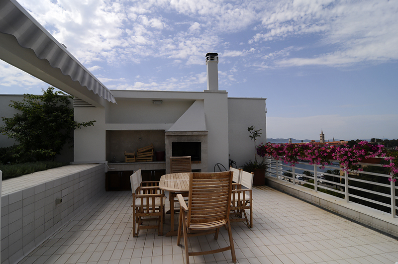 Ce penthouse comprend un jardin et une piscine sur le toit-terrasse au 6e étage.