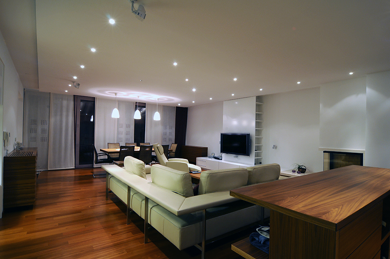L'appartement est aménagé et meublé avec soin et de façon moderne.
