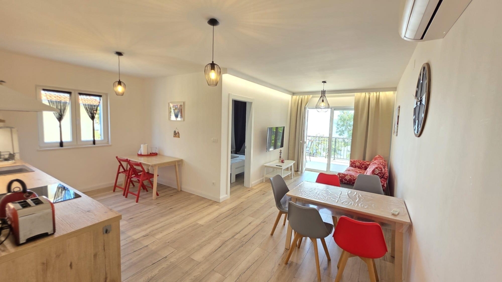 Séjour ouvert avec cuisine et espace repas