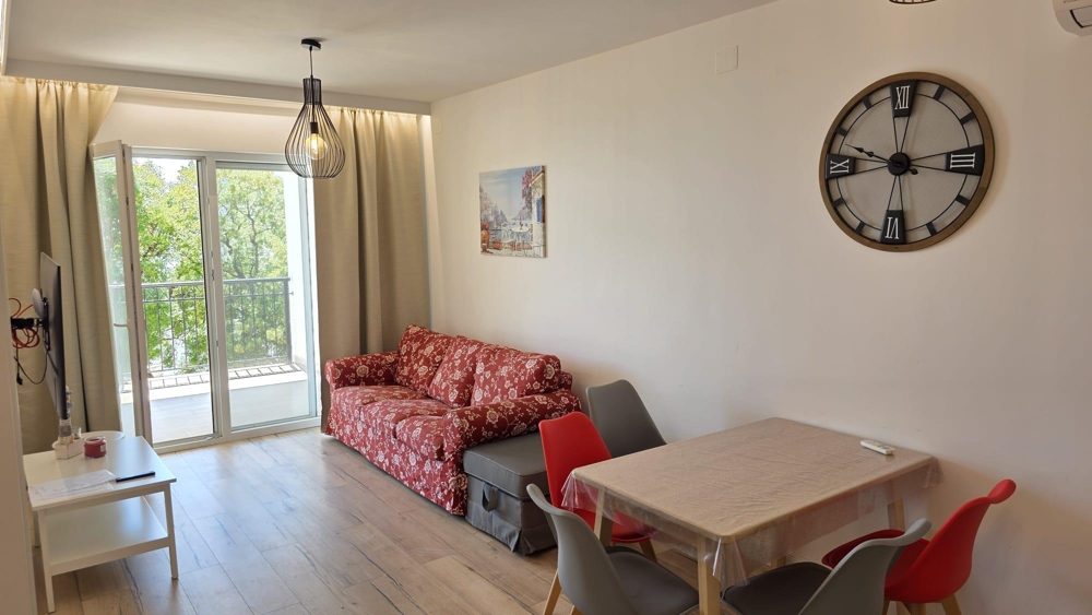Salon avec canapé et accès à la loggia