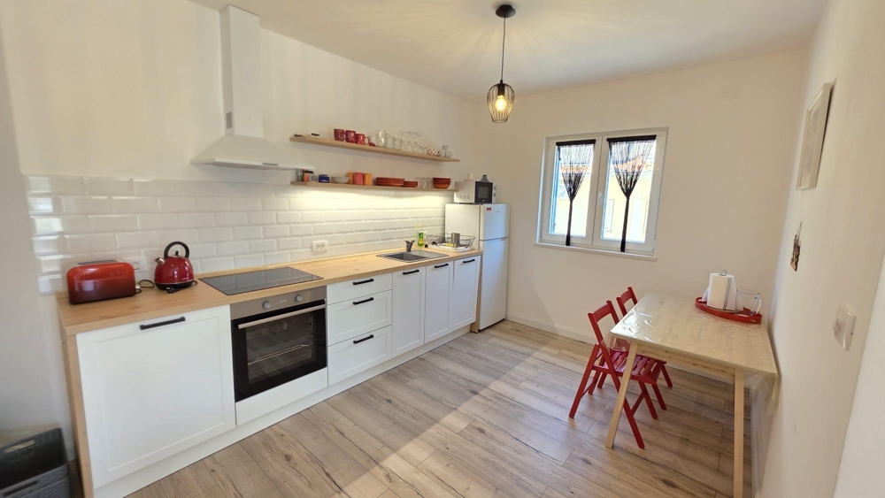 Cuisine avec espace repas et fenêtre