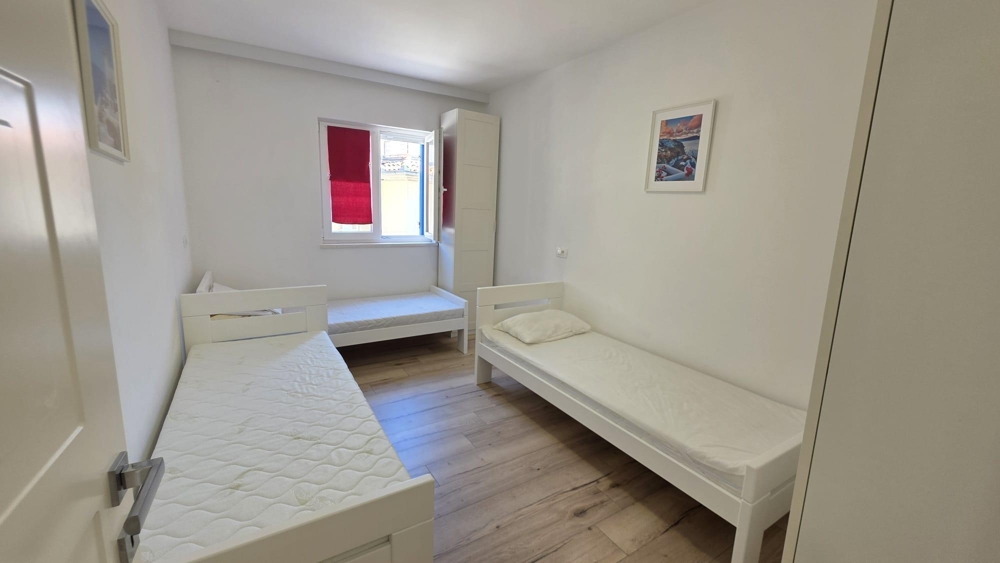 Deuxième chambre avec deux lits simples
