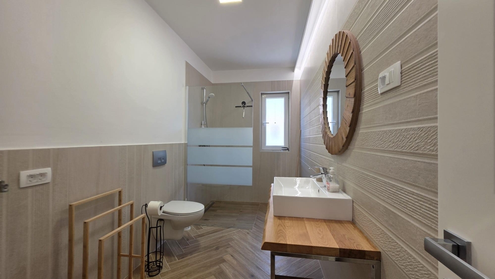 Salle de bains avec douche et meuble vasque