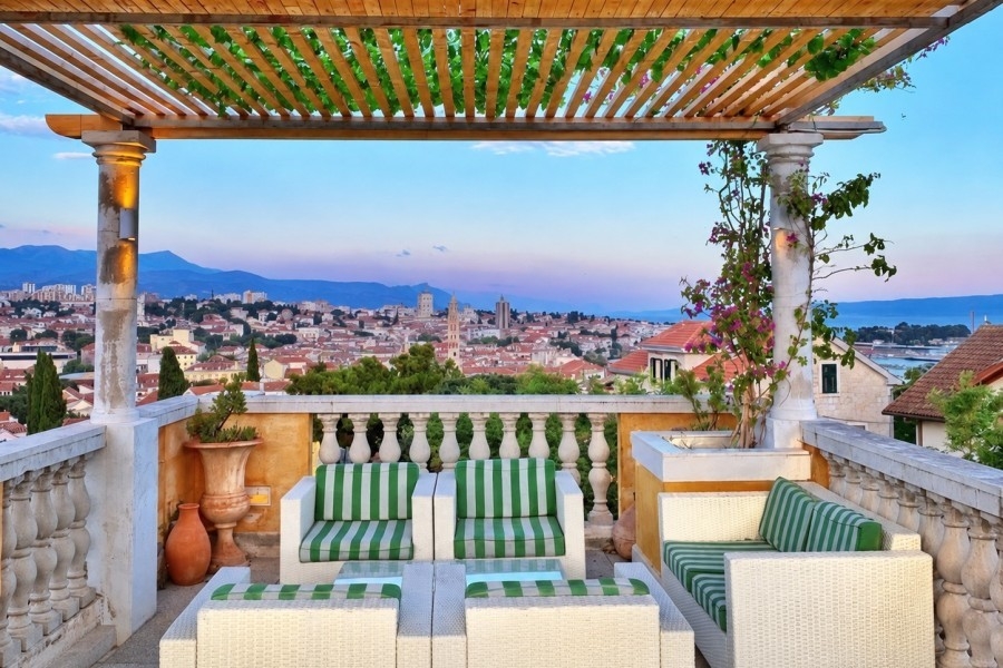 Penthouse à Split avec toit-terrasse couvert et vue sur la ville