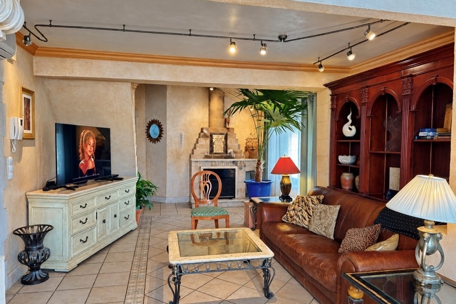 Salon du penthouse à Split avec cheminée et coin salon