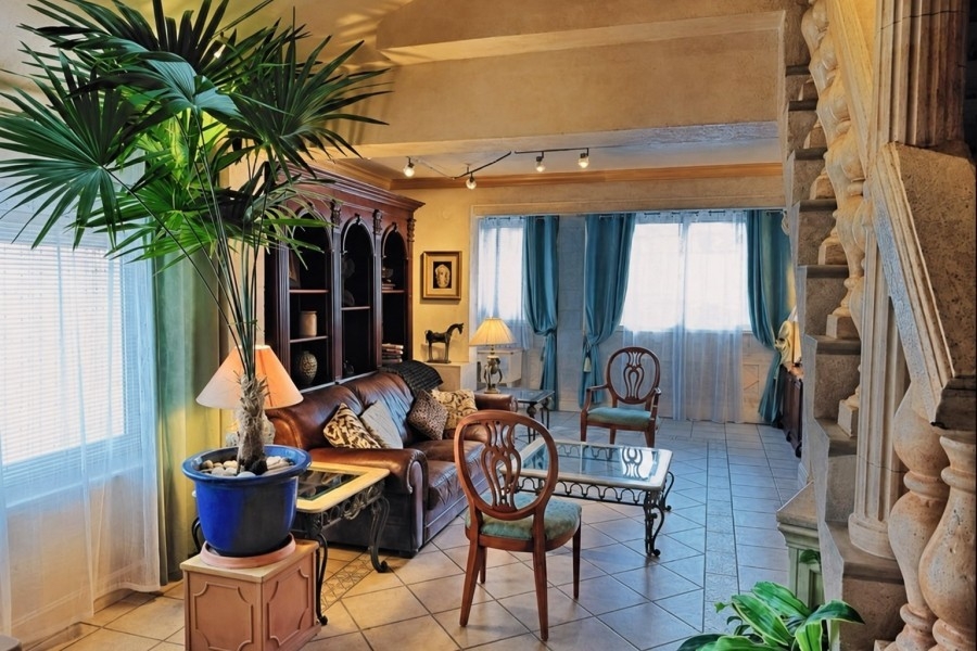 Séjour lumineux avec grandes fenêtres dans le penthouse à Split