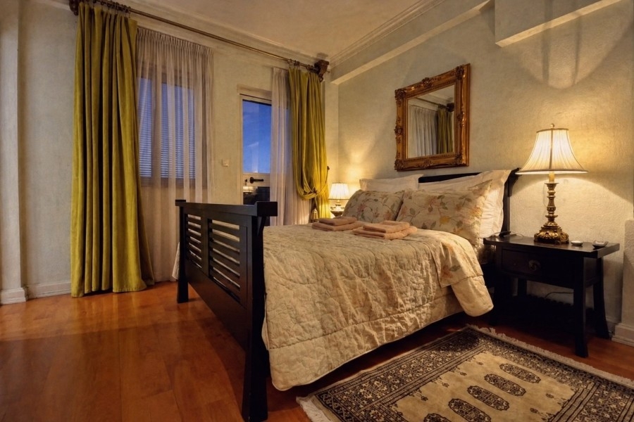 Chambre avec lit double et hautes fenêtres