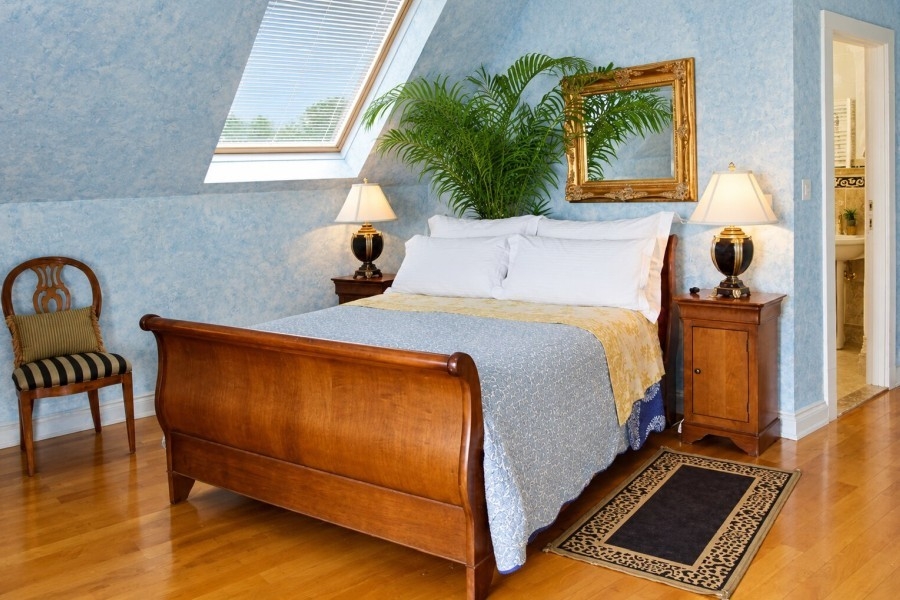 Chambre à l'étage supérieur avec fenêtre de toit
