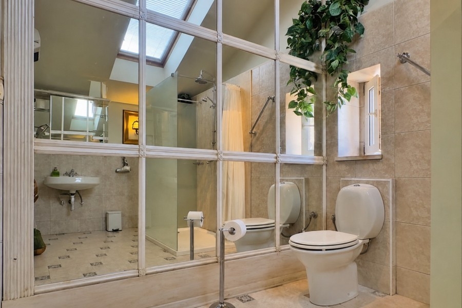 Salle de bains avec grande douche dans le penthouse à Split