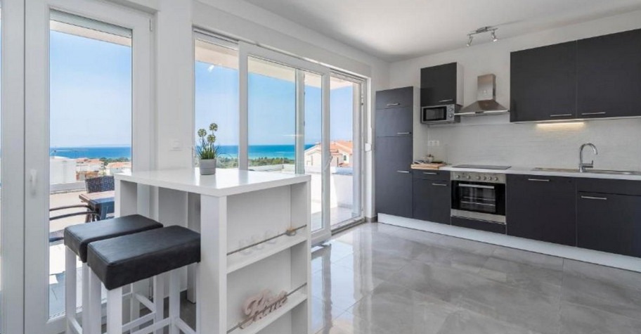Comptoir et cuisine équipée avec vue sur la mer