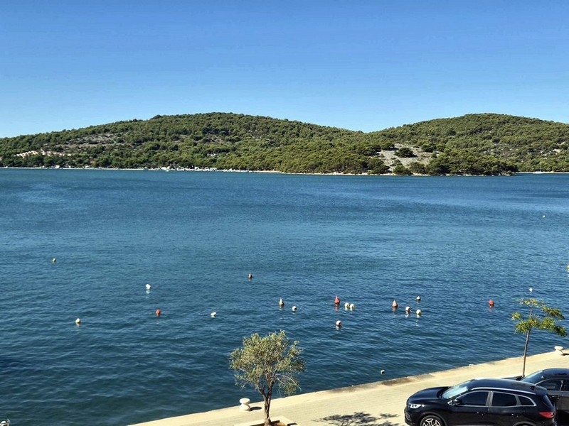 Vue sur la baie de Tisno par une journée ensoleillée