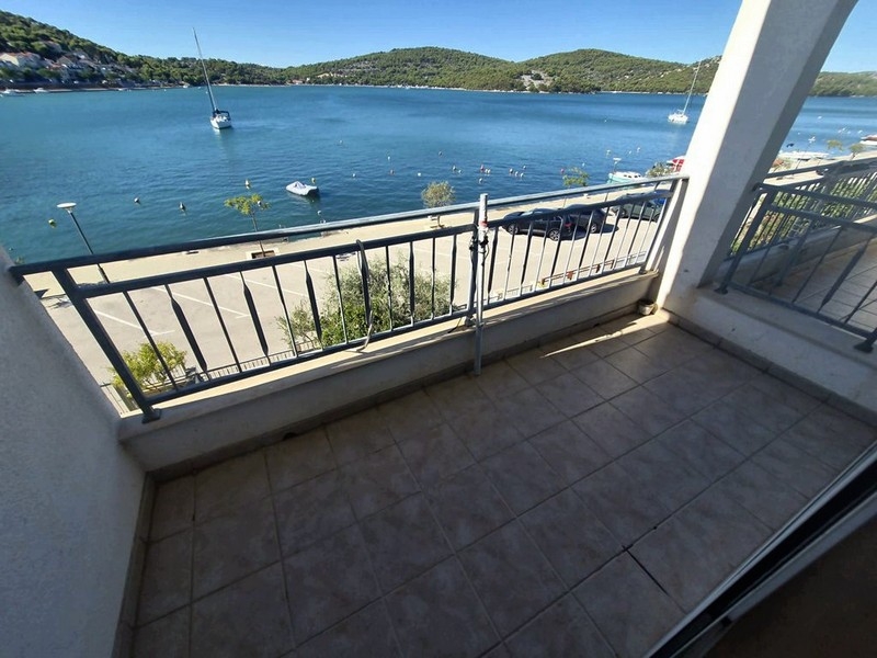 Loggia de l'appartement sous les combles avec vue mer à Tisno